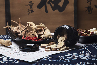哪些中藥能夠清熱去火？山東醫(yī)藥技師學(xué)院幫你“降降溫”