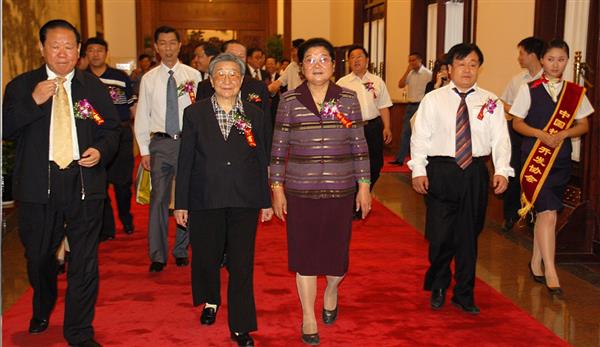 全國政協(xié)副主席錢正英（左一）、十五屆中央委員顧秀蓮（左三）、國務(wù)院扶貧主任，政協(xié)常委胡富國（左一）、北方汽車專修學校曹振峰董事長（右一）在人民大會堂共同出席北方學校七千萬扶貧工程