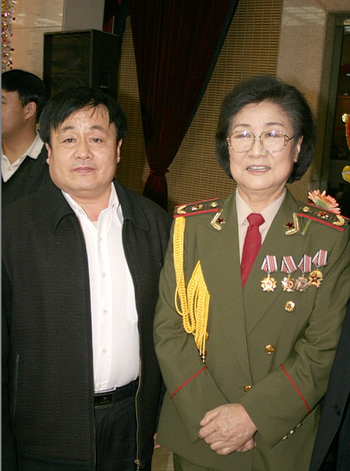 全國一級演員，政協(xié)委員馬玉濤（右一）與曹振峰同志合影